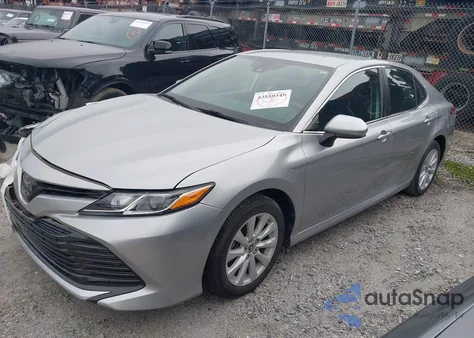 2020 Toyota Camry Le z USA, uszkodzony, nr VIN 4T1C11AK9LU960376